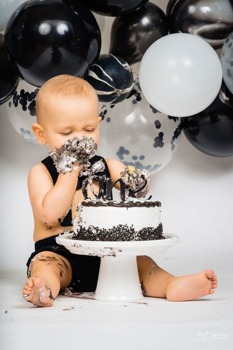 J Cake, Checkered Cake, Black And White Balloons, Birthday Party Places, First Birthday Cake Smash, 1st Birthday Pictures, 1st Birthday Photoshoot, Smash Cake Boy, Baby Boy Cakes