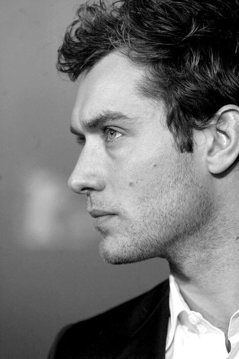 Jude Law Very Important Person, Hey Jude, Jude Law, Celebrity Portraits, 인물 사진, Famous Faces, Good Looking Men, Side View, Male Beauty