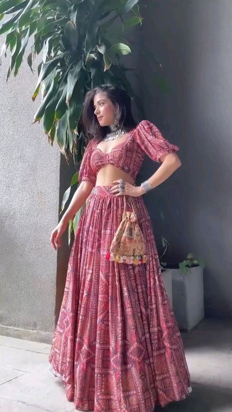 New Style Traditional Dresses, Garba Party Outfit, Outfits To Wear On Mehendi, Jaipuri Lehenga Choli Design, Indian Wear Outfit Ideas, Ideas For Traditional Outfits, Styling Traditional Outfits, Traditional Dresses Indian Kurtis, Styling Indian Outfits