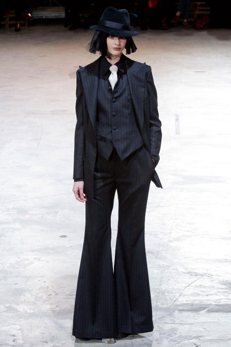 Yoji Yamamoto, Japanese Fashion Designers, Anti Fashion, Monochrome Fashion, Fashion Project, Mode Inspo, Yohji Yamamoto, Fashion History, Japanese Fashion