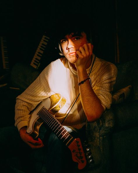 Posing With Instruments, Guitar Portrait Photo Shoots, Musician Promo Photography, Singer Photoshoot Ideas Male, Musician Headshots Portraits, Indie Artist Photoshoot, Photo Shoot With Guitar, Music Artist Portrait Photography, Keyboard Photoshoot