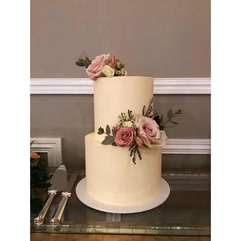 Two tier wedding cake Wedding Cake Dusty Pink, Quinceañera Cakes, Wedding Cakes One Tier, Wedding Cake Two Tier, Two Tier Wedding Cake, Cake Structure, Ruffle Wedding Cake, Tiered Cakes Birthday, White Birthday Cakes