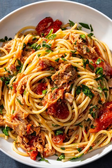 Calling all tinned fish fans! This pasta recipe is for you. We use two jars (or cans) of oil-packed tuna accented (not overpowered) by hand-crushed tomatoes. Canned Whole Tomatoes, Italian Pantry, Pantry Pasta, Best Chicken Ever, Cooks Illustrated Recipes, Tuna Fillet, Tuna Salad Recipe, America's Test Kitchen Recipes, Kitchen Recipe