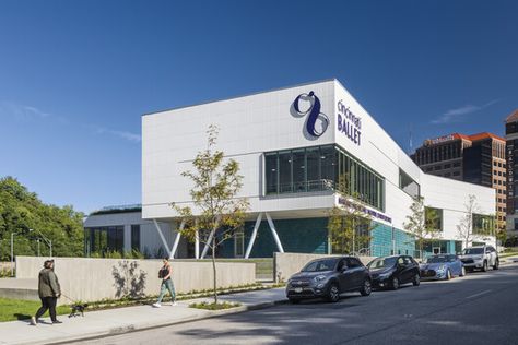 Cincinnati Ballet: Margaret & Michael Valentine Center for Dance / GBBN | ArchDaily Cincinnati Ballet, Cincinnati Art, Ballet Moves, Ballet Academy, Arts District, Dance Hall, School Architecture, Play Houses, Cincinnati