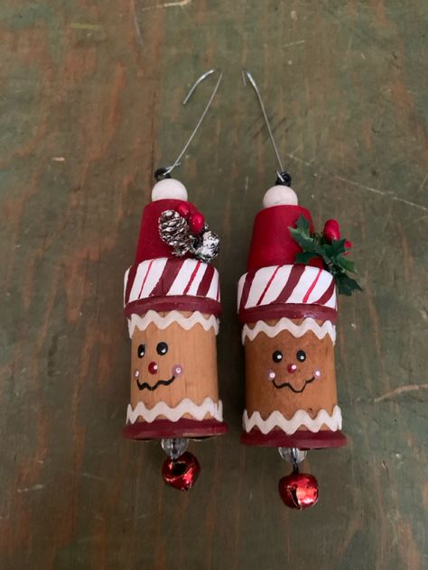 Recycled empty thread spools. Used a wood flower pot for the hat. Painted face with rick rack trim. 2022 Spool Craft Ideas, Wooden Spool Christmas Crafts, Thread Spool Ornaments, Thread Spool Crafts, Wooden Spool Crafts, Ornament Door, Christmas Boards, Christmas Craft Show, Gingerbread Decor