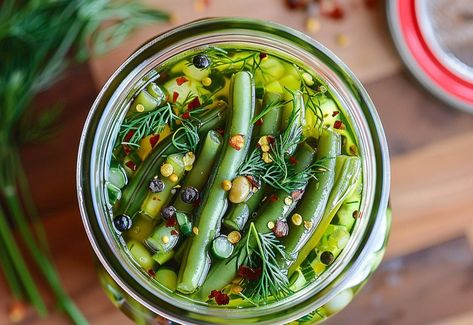 Dilly Beans: Easy & Spicy Refrigerator Pickled Green Beans Recipe Pickled Green Beans Refrigerator, Pickled Green Beans Recipe, Pickled Green Bean Recipes, Spicy Green Bean Recipes, Spicy Refrigerator Pickles, Marinated Green Beans, Spicy Green Beans, Purple Beans, Pickled Green Beans