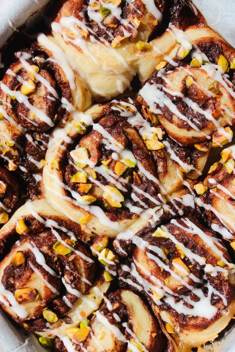 Pistachio Chocolate Cinnamon Rolls - Taffey Bakery Pistachio Rolls, Pizza Dough Cinnamon Rolls, Taffey Bakery, Recipes Cinnamon Rolls, Funfetti Cookie Recipe, Funfetti Cookie Dough, Chocolate Cinnamon Rolls, Blueberry Cinnamon Rolls, Oreo Stuffed Chocolate Chip Cookies