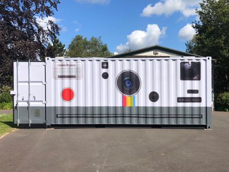 This photographer turned a shipping container into a huge camera with a built-in darkroom Photo Studio Ideas, Cleaning Company Logo, Developing Photos, Diy Camera, Cleaning Companies, Photography Workshops, Studio Photo, Retro Home Decor, Scene Photo