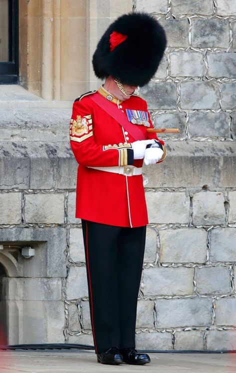 How They Relieve Themselves on Duty and 7 More Facts the Queen’s Guards Shared About Their Job Austin Powers Theme, Queens Guard, Serious Face, Royal Guard, Heavy Coat, Female Soldier, Fur Hat, Red Coat, British Army