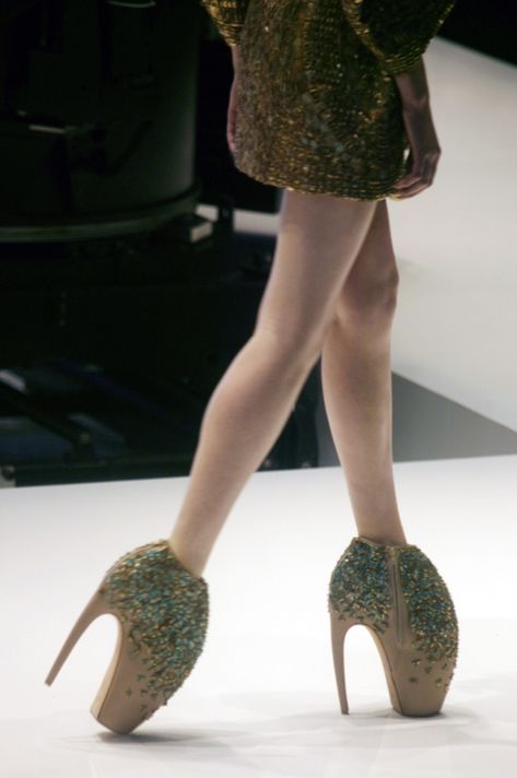 A models walks the runway in a pair of Armadillo shoes during the Spring 2010 Alexander McQueen show. Photo: Antonio de Moraes Barros Filho/WireImage Mcqueen Savage Beauty, Alexander Mcqueen Savage Beauty, Savage Beauty, London Spring, Womenswear Fashion, Carrie Bradshaw, Spice Girls, Atlantis, Anton