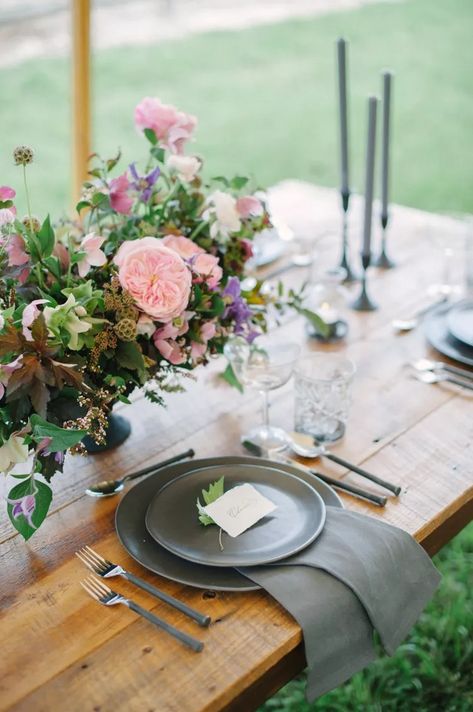 8 Pretty Ways to Fold Napkins At Your Wedding Reception Reception Table Place Settings, Ways To Fold Napkins, Wedding Napkin Folding, Wedding Reception Tablescapes, Fold Napkins, Easy Napkin Folding, Napkin Folds, Fancy Table, Reception Tablescapes