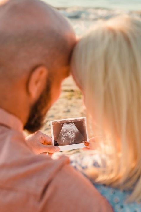 Pregnancy Announcement Photography, Couple Maternity Poses, Pregnancy Announcement Pictures, Baby Bump Photoshoot, Pregnancy Announcement Photoshoot, Maternity Photography Poses Outdoors, Baby Announcement Photoshoot, Cute Pregnancy Pictures, Maternity Photography Poses Couple