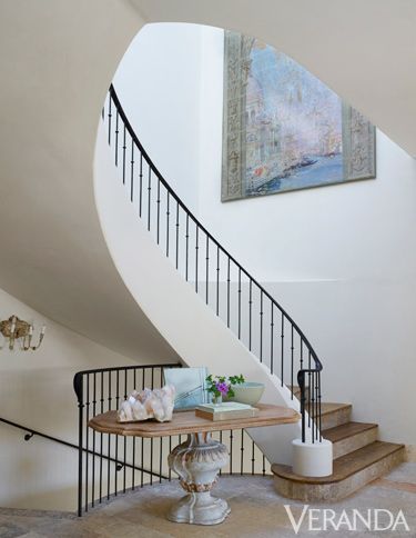 Old Furnishings and Weathered Salvage: A timeworn feeling seemed like the right mood for the French Provincial–inspired house with heart-stopping views of the Pacific. Staircase Inspiration, Mediterranean Staircase, Veranda Magazine, Iron Stair Railing, Winding Staircase, Painted Stairs, Staircase Railings, Provence Style, Lan Can