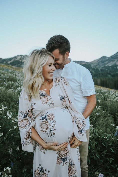 Maternity Shoot @shelbyosmond Pregnancy Photos Couples, Maternity Photography Outdoors, Maternity Photoshoot Poses, Maternity Inspiration, Maternity Photography Poses, Pregnant Couple, Foto Tips, Maternity Poses, Pregnant Mom