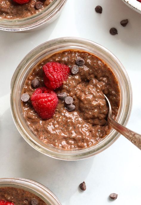 Chocolate Chia Pudding (Only 4 ingredients!) Protein Chia Pudding, Chocolate Chia Pudding Recipes, Pudding Recept, Chocolate Chia Seed Pudding, Chia Pudding Recipe, Chia Seed Recipes Pudding, Chocolate Pudding Recipes, Chocolate Chia Pudding, Dessert Breakfast