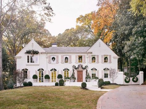 Holiday House Holiday Front Porch, Front Porch Decorating Ideas, Porch Decorating Ideas, Cottage Shabby Chic, Casa Exterior, Front Porch Decorating, Up House, Outdoor Holiday Decor, Home Exteriors