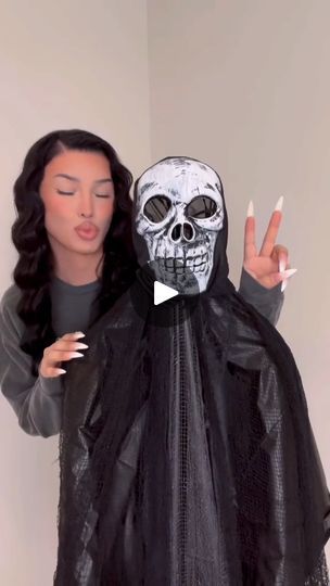 Diy Halloween Skeleton, Barbie Centerpieces, Lou Flores, Easy Outdoor Halloween Decorations, Dollartree Diy, Halloween Decor Diy, Halloween Skeleton Decorations, Dollar Tree Halloween, Holiday Decor Halloween