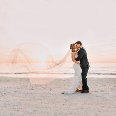 Beach Wedding Veil, Pre Wedding Praia, Beach Wedding Centerpieces, Beautiful Beach Wedding, Wedding Picture Poses, Beach Wedding Photos, Beach Wedding Photography, Beach Bride, Photography Bride