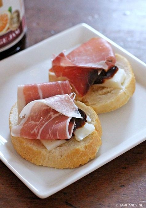 Jam Hands: Crostini with Fontina, Prosciutto and Fig Jam Holiday Party Food Appetizers, Proscuitto Appetizers, Toasted Crostini, Goat Cheese Crostini, Crostini Appetizers, Party Appetizers Easy, Quick Appetizers, Appetizer Bites, Fig Jam