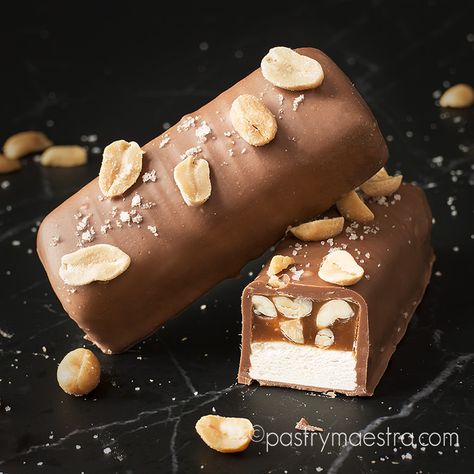 Peanut Bars, Nougat Recipe, Homemade Chocolates, Peanut Bar, Chocolate Bar Recipe, Biscuits Diététiques, Chocolate Recipes Homemade, Caramel Bars, Chocolate Making