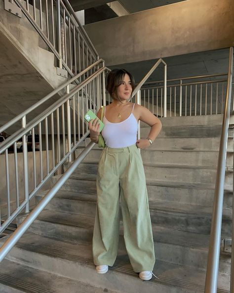 sage green pants outfit ideas Sage Green Pants Outfits, Sage Green Pants, Green Trousers Outfit, Sage Pants, Green Linen Pants, Green Pants Outfit, Green Wedding Suit, Street Style Store, Loose Pants Outfit