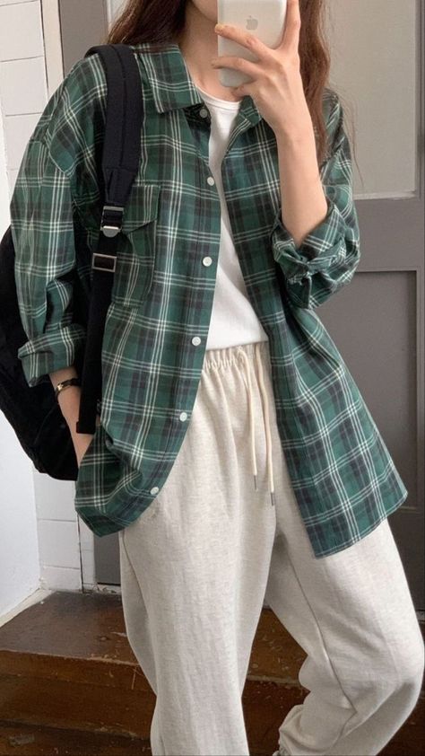 Baggy Jeans Outfit Aesthetic, Boyish Outfits, Wardrobe Makeover, Stylish Fall Outfits, Fashion Tops Blouse, Casual Day Outfits, Tomboy Style Outfits, Classy Fashion, Modest Wear