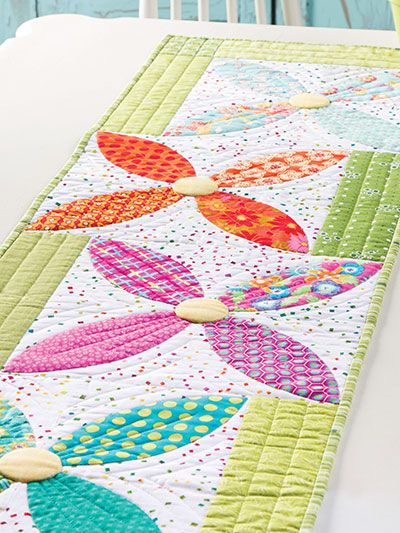 Summer Blooms Table Runner pattern and video from Annie's Creative Studio.  Click here to watch: https://www.anniescatalog.com/studio/detail.html?prod_id=143249 Orange Peel Quilt, Fun Table Runner, Quilt Runners, Quilt Table Runners, Table Runners And Placemats, Table Runners Patterns, Easter Table Runners, Spring Table Runner, Patchwork Table Runner