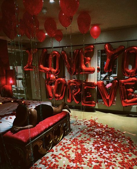 Valentine Hotel, Valentine's Day Hotel, Dark Romantic Bedroom, Hotel Room Decoration, Romantic Hotel Rooms, Aesthetic Valentines Day, Valentines Day Aesthetic, Romantic Room Surprise