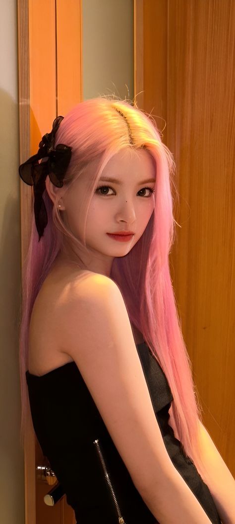 Girlfriend Kpop, Everglow Yiren, Lip Wrinkles, Cover Songs, Kpop Aesthetic, Girl Crush, Ulzzang Girl, Pink Hair, Kpop Idol