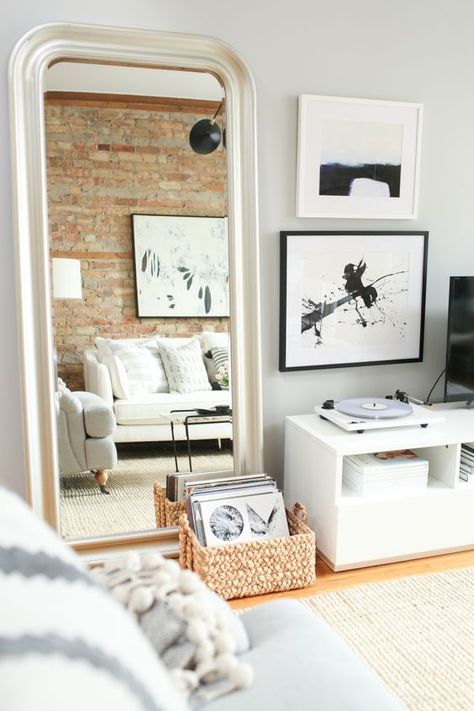 These are such amazing tips for living in a small space! A small living space can make a huge statement and be easily organized for a functional and stylish look. See more on https://ablissfulnest.com/ #designtips #organization #homedecorideas Brick Feature Wall, Small Living Room Design, Minimalist Apartment, Small Living Room Decor, Small Room Design, Stylish Living Room, Apartment Inspiration, Minimalist Living Room, Small Living Rooms