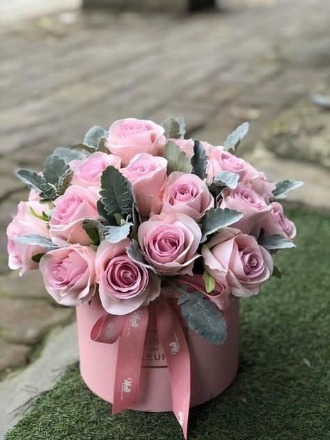 Flower Gift Box Ideas, Gift Box Ideas For Women, Flowerbox Ideas, Creative Floral Arrangements, Pink Flower Arrangements, Orchid Flower Arrangements, Gift Box Ideas, Moon Flowers, Birthday Flowers Bouquet