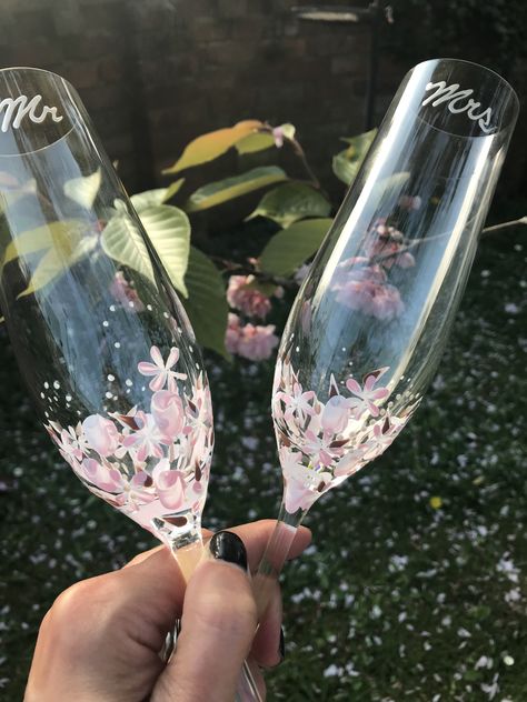 Rustic pink hand painted champagne flutes Diy Painted Champagne Flutes, Champagne Flute Painting, Champagne Glass Painting, Painted Champagne Glasses, Shell Paintings, Painted Champagne Flutes, Hand Painted Champagne Flutes, Baby Brunch, Wedding Toasting Glasses