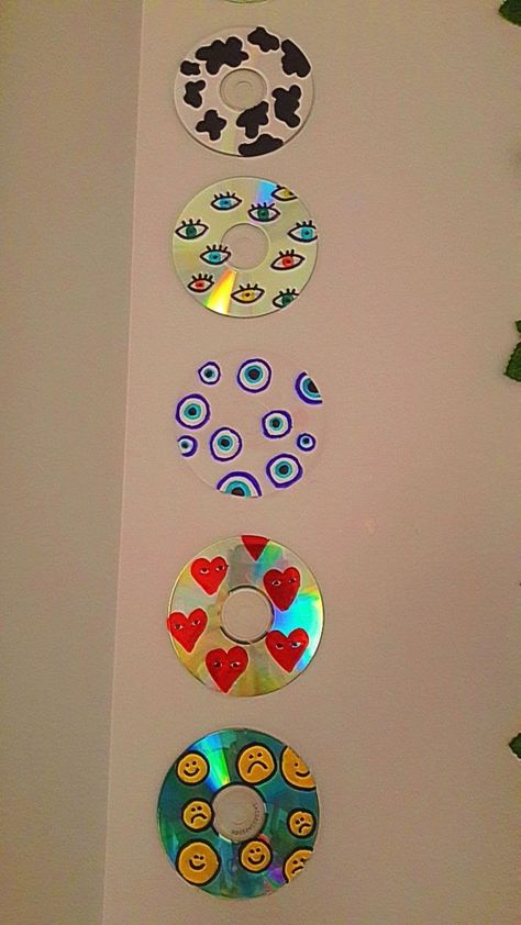 Dvd Disc Wall Decor, Vinyl Record Art Ideas, Cd Wall Art, Cd Wall, Cd Painting, Record Painting, Girly Room Decor, Easy Room Decor, Diy Room Decor For Teens