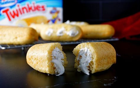 This Recipe for Homemade Twinkies Tastes Even Better Than the Original Snack Cakes Chocolate Cake With Filling, Twinkie Cake Recipe, Twinkie Recipe, Easy Puppy Chow, Homemade Twinkies, Meatball Stew Recipe, Twinkies Recipe, Cna Week, Twinkie Cake