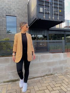 Styling A Brown Blazer, Look Maxi Blazer, Look Blazer Nude, Khaki Blazer Outfit Women, Khaki Blazer Outfit, Blazer Outfits For Women Casual, Brown Blazer Outfit, Off White Blazer, Khaki Blazer