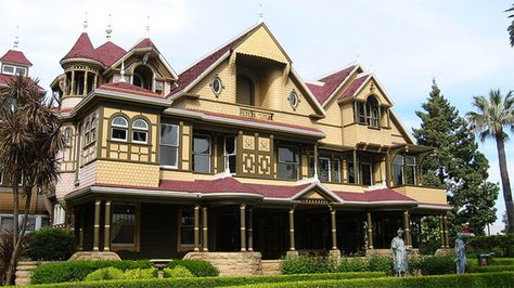 Haunted Houses In America, Sarah Winchester, Winchester House, Winchester Mystery House, Mystery House, Scary Haunted House, Chateau Medieval, Most Haunted Places, Victorian Mansions