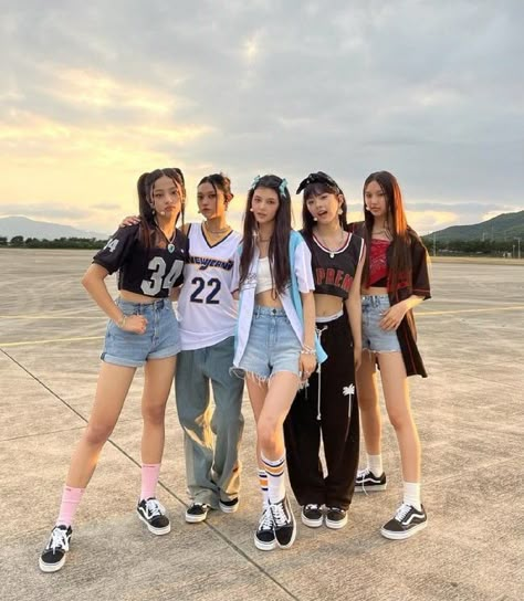 Newjeans Selca Group, Kpop Fashion Inspo Outfits, Newjeans Styles, New Jeans Kpop Outfits, New Jeans Group Photo, New Jeans Group, Newjeans Group Pics, Newjeans Outfits Kpop, New Jeans Outfit Kpop