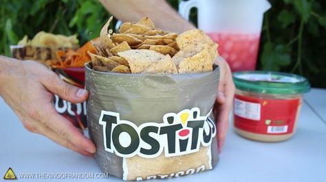 Instant Snack Bowl The next time you’re at a party and someone has bags of chips laying around, impress your friends by making them into custom snack bowls. You can fold the top edge inside the bag first, then begin rolling the bottom corners, up into the base of the bag, pushing the chips up as you go. You’ll end up with a custom snack bowl, with chips overflowing. Summer Life Hacks, Chip Bowl, Snack Bowl, Party Hacks, Snack Bowls, Useful Life Hacks, Appetizer Snacks, Food Hacks, Chip Bag