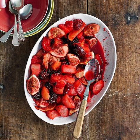 A healthier WW recipe for Basic poached fruit ready in just 25min. Get the SmartPoints value plus browse 5,000 other delicious recipes today! Poached Fruit, Rice Bubbles, Med Diet, Ww Recipe, Warm Desserts, Oat Crumble, Healthy Fruits, Ww Recipes, Tasty Food