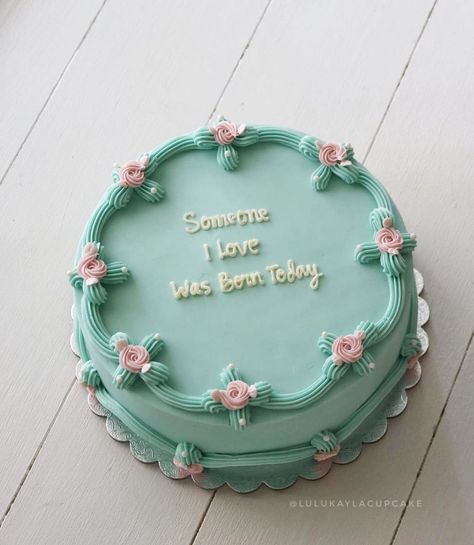 Minimalistic Cakes, Frozen Themed Birthday Cake, Flower Buttercream, Cake Decorating Flowers, Bento Cakes, Decorating Frosting, Green Cake, Simple Cake Designs, Cake Decorating Frosting