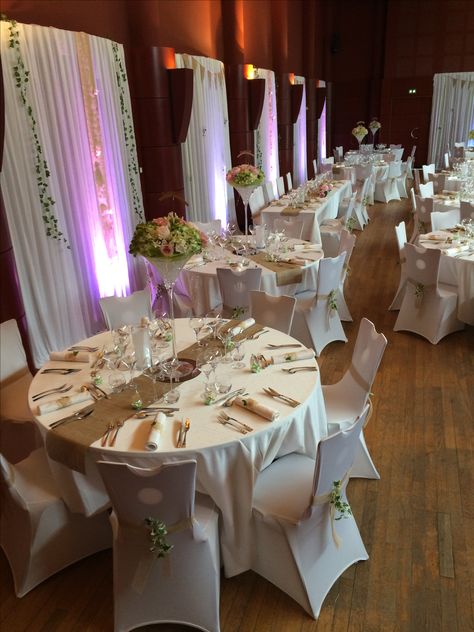 Salle des fetes de Mercurey transformée. Habillage rideaux blancs, décoration champêtre Party Hall, White Curtains, Wedding Deco, Party Table, Reception Decorations, Bits And Bobs, Country Decor, Wedding Planner, Wedding Planning