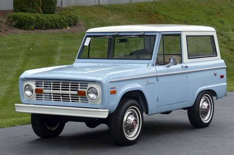 Vintage Ford Broncos Are More Expensive Than Ever - Bloomberg Ford Bronco 1970's, 1970 Ford Bronco, Truck Accessories Ford, Vintage Chevy Trucks, Ford Bronco For Sale, Studebaker Trucks, Car Speed, Classic Bronco, Ford Ranger Truck