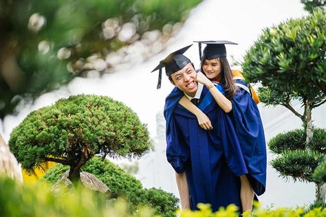 75 Creative Graduation Photo Ideas for 2019 | Shutterfly Sibling Graduation Pictures, Graduation Photo Ideas, Couple Senior Pictures, Grad Picture Ideas, Senior Pictures Music, Unique Poses, White Studio Background, Male Senior Pictures, Country Senior Pictures