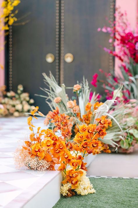 Desert Floral Arrangement, Desert Inspired Floral Arrangement, Desert Florals, Palm Springs Wedding Flowers, Tropical Flower Installation, Sunset Floral Arrangement, Wedding Palm Springs, Flower Shop Design, Rose Flower Arrangements