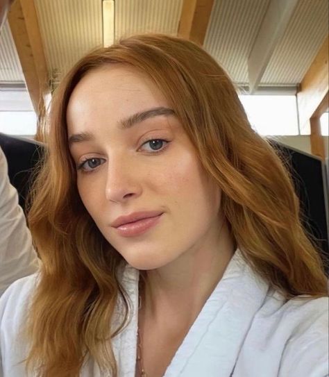 Phoebe Dynevor Red Hair, Phoebe Dynevor Hair, Ginger Actress, Pretty Ginger Girl, Ginger Actresses, Golden Copper Hair, Redhead Hair Color, Redhead Hair, Hair Dye Shades