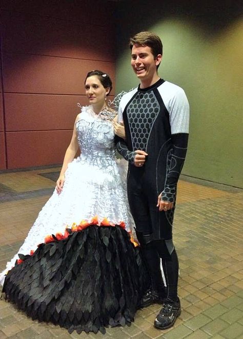 I made this "Catching Fire" gown and battle suit for the premier of the Hunger Games: Catching Fire movie for the Harkins theaters in Arizona. Katniss Catching Fire, Fire Gown, Hunger Games Halloween Costumes, Katniss Costume, Hunger Games Capitol, Peeta Katniss, Flame Dress, Hunger Games Costume, Hunger Games Outfits