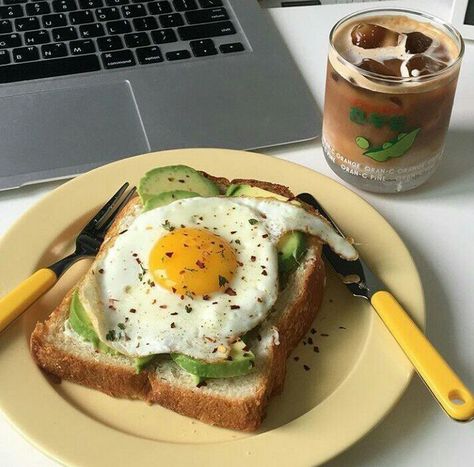 Breakfast Ideas Aesthetic, Toast Recipe Breakfast, Menu Sarapan Sehat, Avocado Toast Egg, Food Backgrounds, Egg Breakfast, Red Food, Toast Recipes, Avocado Egg