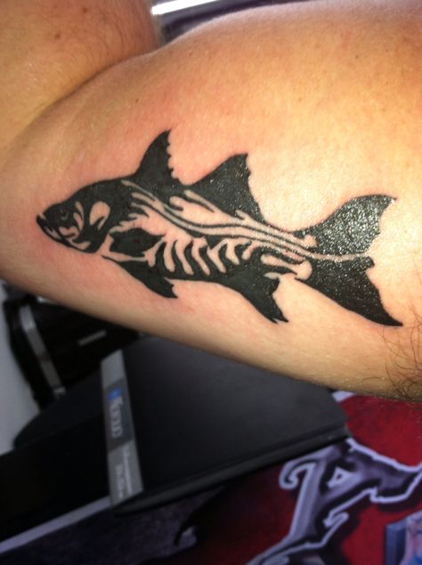 Tribal snook Snook Tattoo, Luxury Tattoo, Secret Tattoo, Leaf Tattoo, Scale Tattoo, Fish Tattoo, Dark Art Tattoo, The Peanuts, Snake Tattoo