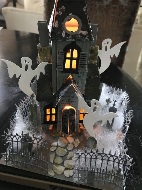 Haunted House Box Craft, Haunted House Table Centerpiece, Haunted House Cardboard Box Ideas, Halloween Crafts Haunted House, Diorama Ideas House, Diy Haunted House Craft, Dollar Tree Haunted House Ideas, Felt Haunted House, Haunted House Diy Decoration