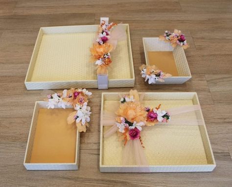 Gift Tray Packaging, Suit Gift Packing Ideas, Wooden Tray Decoration Ideas For Wedding, Trousseau Packing Ideas Trays, Suit Packing Ideas, Suit Packing Ideas Wedding, Diy Engagement Decorations, Wedding Gift Hampers, Wedding Platters